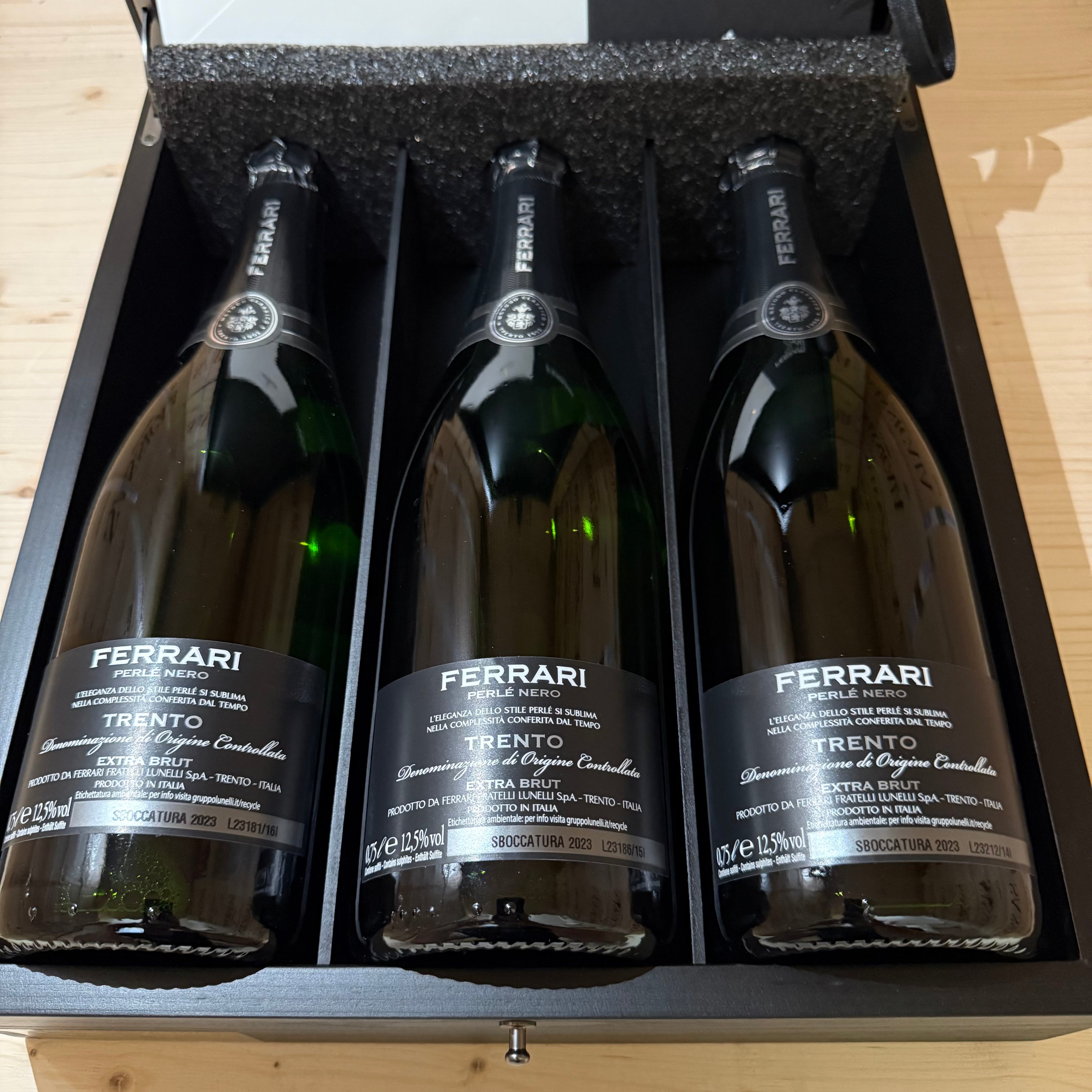 Ferrari Perlè Nero Riserva 2006 2007 2008 Sboccatura Recente - Cassa Legno 3 Bottiglie
