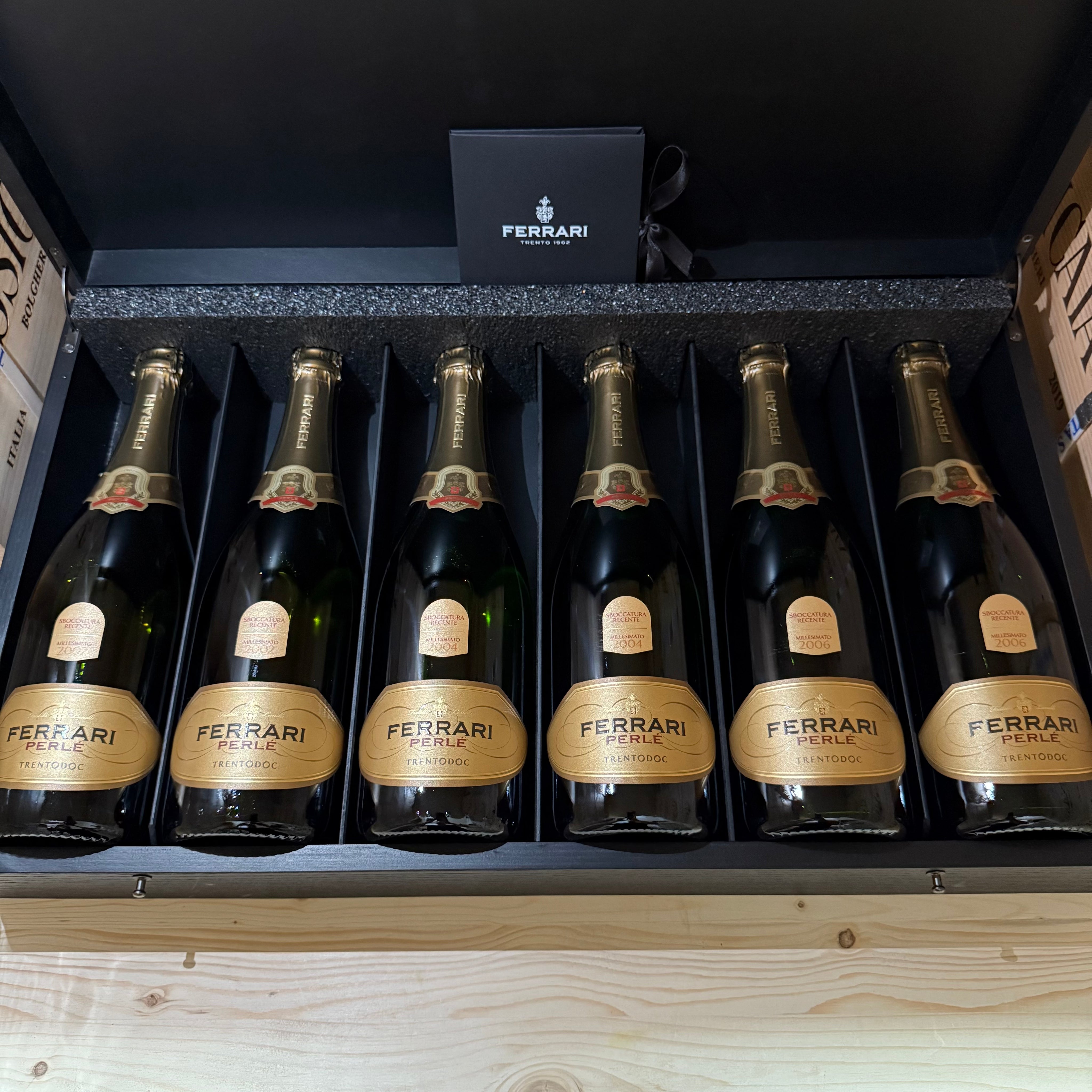 Ferrari Perlè Riserva 2002 - 2004 - 2006 Sboccatura Recente 2021 - Cassa Legno 6 Bottiglie