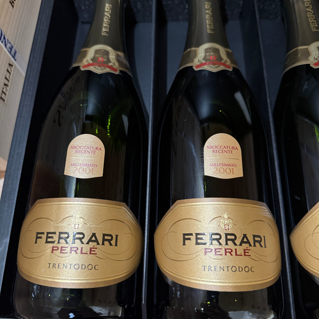 Ferrari Perlè Riserva 2001 - 2003 - 2005 Sboccatura Recente 2021 - Cassa Legno 6 Bottiglie