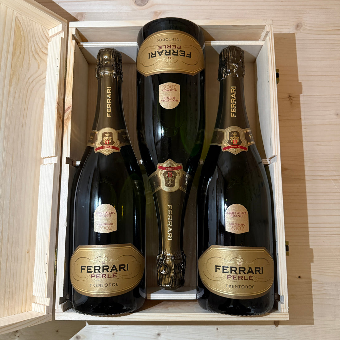 Ferrari Perlè Riserva 2x 2002 - 1x 2006 Sboccatura Recente 2021 - Cassa Legno 3 Bottiglie