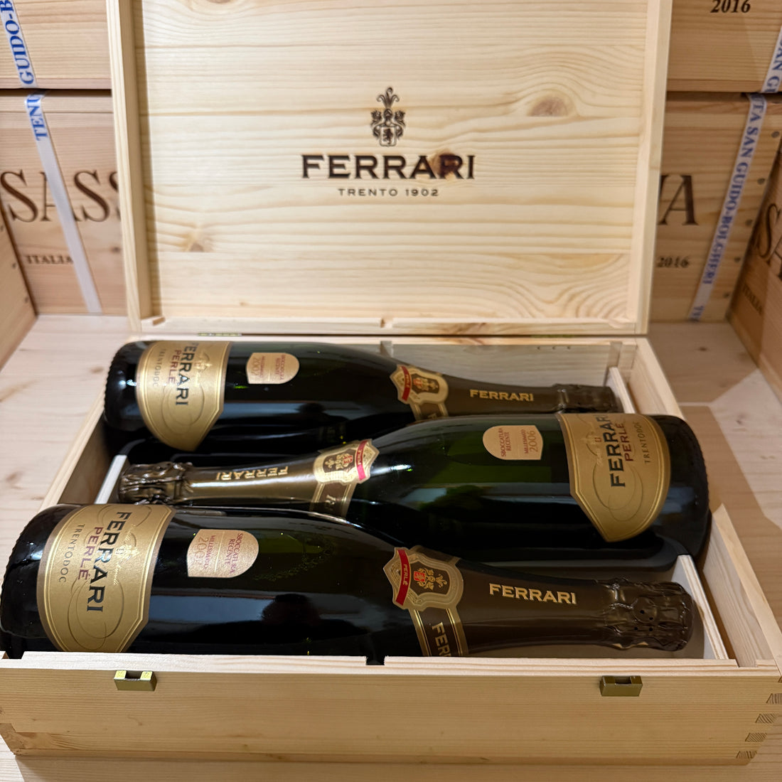 Ferrari Perlè Riserva 2x 2002 - 1x 2006 Sboccatura Recente 2021 - Cassa Legno 3 Bottiglie