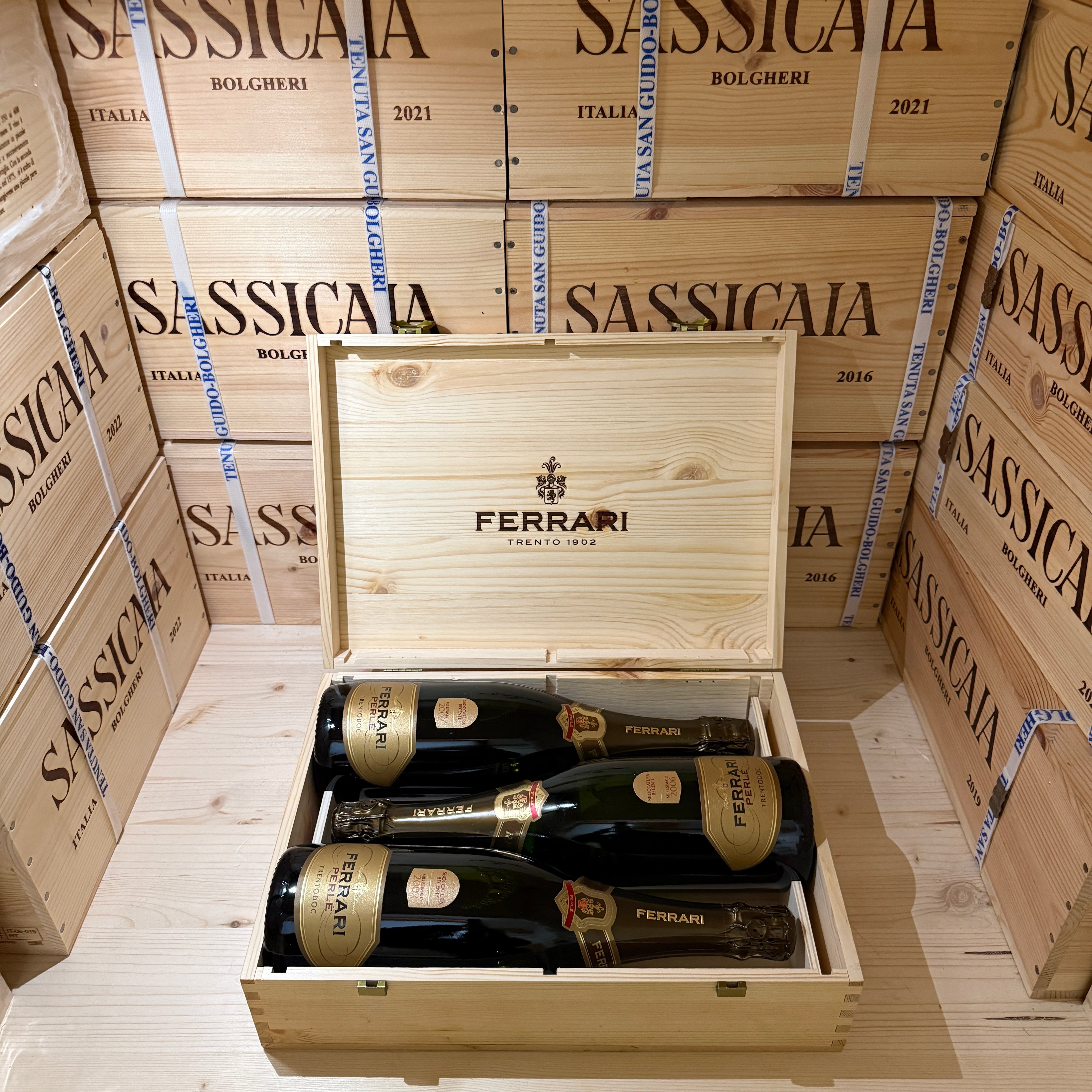 Ferrari Perlè Riserva 2x 2002 - 1x 2006 Sboccatura Recente 2021 - Cassa Legno 3 Bottiglie