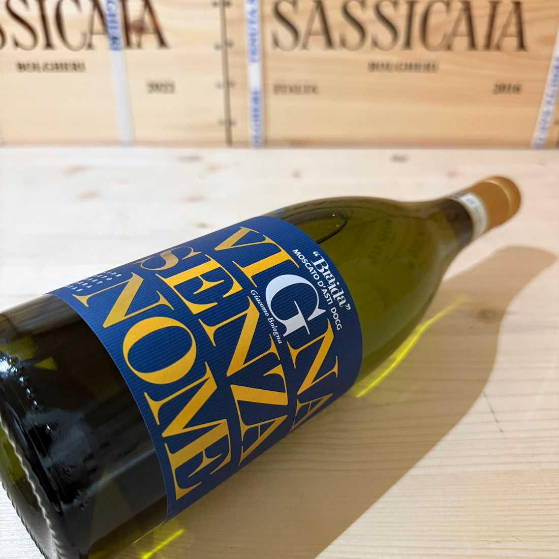 Il Liquido Blu Di Una Bottiglia Di Vetro Scorre In Un Bicchiere Di Vino Bevanda Alcolica Carbonizzata Champagne Image170813534